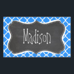 Sticker Rectangulaire Azure Blue Quatrefoil ; Retro Chalkboard<br><div class="desc">Vous aimerez ce design vintage, élégant et mignon avec le design motif Azure Blue Quatrefoil ! Nous vous avons invitation à notre magasin, Fête des mariées Shop, pour voir ce design de tableau noir rétro cool sur beaucoup plus de grands produits personnalisables, y compris les boutons poupées girly Bride, Timbres...</div>