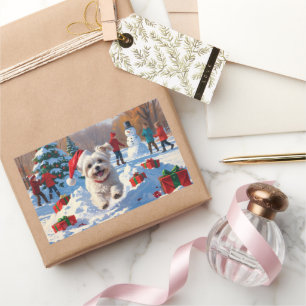 Sticker Rectangulaire Chien maltais courant dans la neige avec un chapea