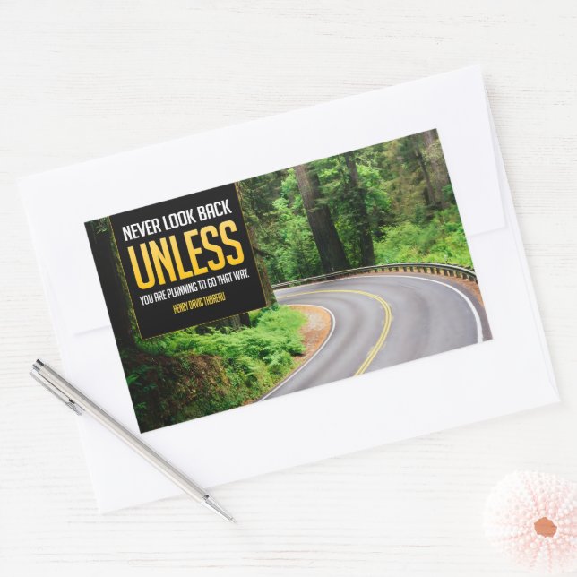 Sticker Rectangulaire Citation Inspirationnelle de Henry David Thoreau " (Enveloppe)