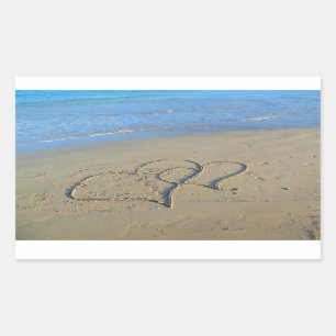 Sticker Rectangulaire Deux coeurs dans le sable de plage