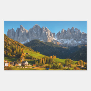 Sticker Rectangulaire Eglise et village avec paysage de montagnes