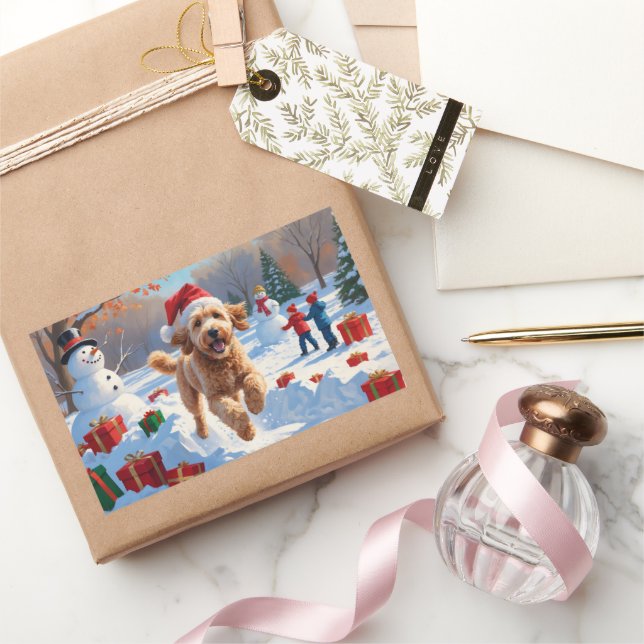 Sticker Rectangulaire Goldendoodle courant dans la neige avec un chapeau (Cadeaux)