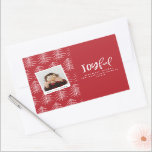 Sticker Rectangulaire Joyeuse photo et Noël arbre de vacances faveur<br><div class="desc">Joyeux script,  photo et Noël arbre de fête en faveur et autocollant postage. Une partie d'une collection de vacances. Les couleurs peuvent être changées.</div>