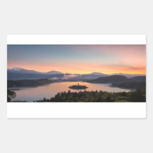 Sticker Rectangulaire Le lever de soleil au-dessus du lac a saigné