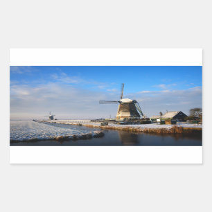 Sticker Rectangulaire Moulin à vent dans la neige dans un paysage hivern