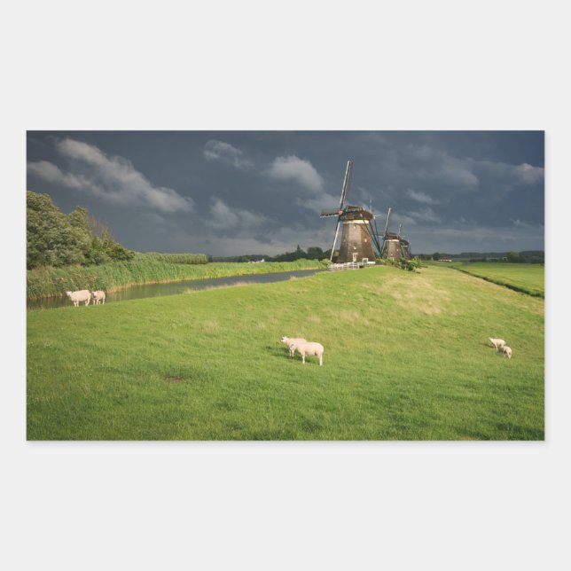 Sticker Rectangulaire Moutons avec moulins à vent sous des nuages sombre (Devant)