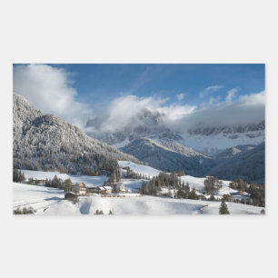 Sticker Rectangulaire Petit village avec les montagnes des Dolomites dan