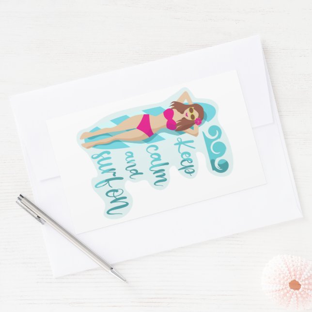 Sticker Rectangulaire Restez calme et surf sur la brune fille (Enveloppe)
