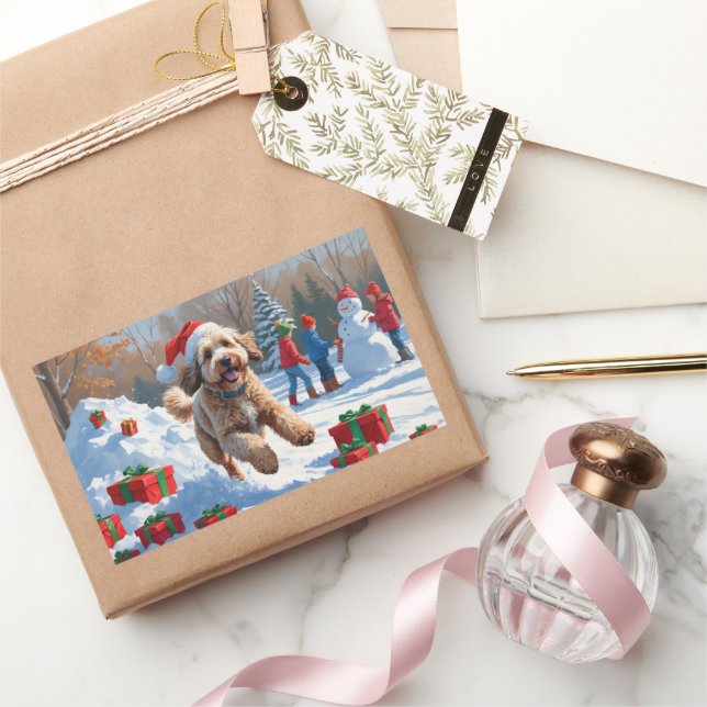 Sticker Rectangulaire Scène de Noël enneigée avec un Bernedoodle festif (Cadeaux)