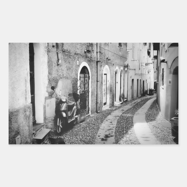 Sticker Rectangulaire Scooter dans une rue en Italie en noir et blanc (Devant)