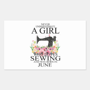 Sticker Rectangulaire Sewing (homonymie) Who Loves Sewing And Was Born