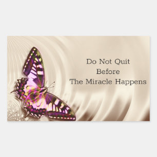 Sticker Rectangulaire Un papillon rose sur un fond de satin crème