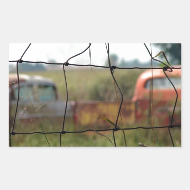 Sticker Rectangulaire Voitures et camions rouillent dans un champ rural (Devant)