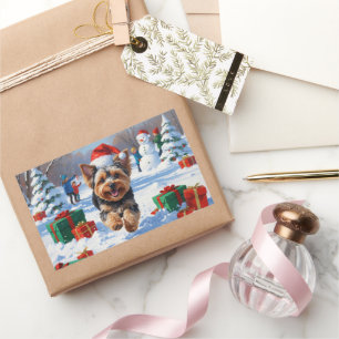 Sticker Rectangulaire Yorkipoo courant dans la neige avec un chapeau de 