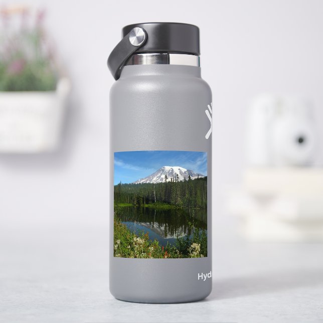 Sticker Reflet du lac du mont Rainier avec des fleurs sauv (HydroFlask)