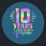 Sticker Rond 10 Years Of Being Awesome 10e Birthday Girl<br><div class="desc">10 Years of Being Awesome 10e Birthday Gift. Parfait pour papa,  maman,  papa,  men,  women,  friend et family members on Thanksgiving Day,  Christmas Day,  Mothers Day,  Fathers Day,  4th of July,  1776 Independent Day,  Vétérans Day,  Halloween Day,  Patrick's Day</div>