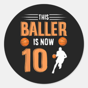 Sticker Rond 10e anniversaire Basketball Ce Baller est maintena
