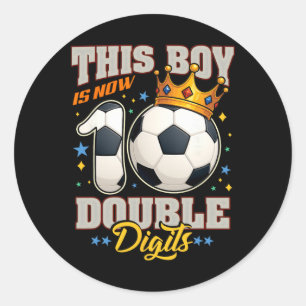 Sticker Rond 10e anniversaire de football Ce garçon a maintenan