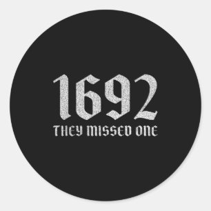 Sticker Rond 1692 manqué une sorcière drôle d'Halloween humour
