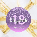 Sticker Rond 18e anniversaire diamants parties scintillant rose<br><div class="desc">Un autocollant élégant, glamour et girly 18ème anniversaire de fête. Faux parties scintillant de couleur violet et rose avec faux losange et cadre doré. Modèles pour un nom, 18 ans et une date. Date de naissance ou date de la fête/anniversaire. Lettres blanches et roses. Le nom est écrit avec un...</div>