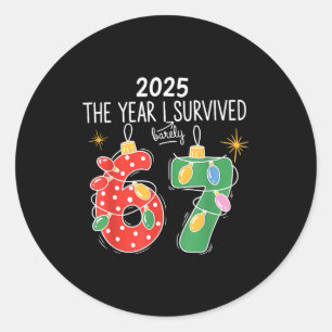 Sticker Rond 2025 L'année où j'ai survécu de justesse 67 lumièr