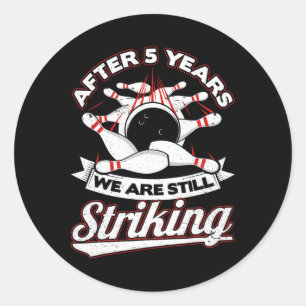 Sticker Rond 5e Mariage Anniversaire de bowling frappant 5 ans
