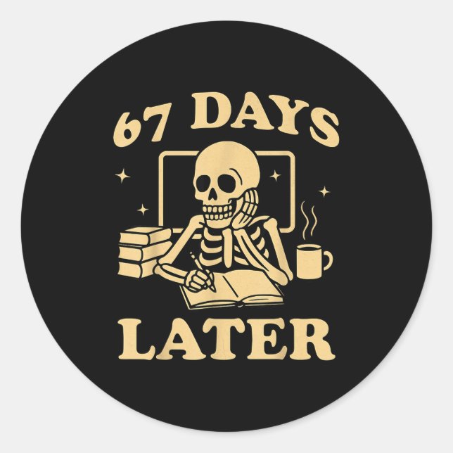 Sticker Rond 67th Day Of School Teacher Skeleton Funny 6 7 Meme (Devant)