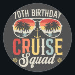 Sticker Rond 70E Anniversaire Correspondance de la famille des<br><div class="desc">70E Anniversaire Équipe de croisière Groupe de vacances Famille Correspondance Design Cadeau Classic Round Stickers Collection Classic.</div>