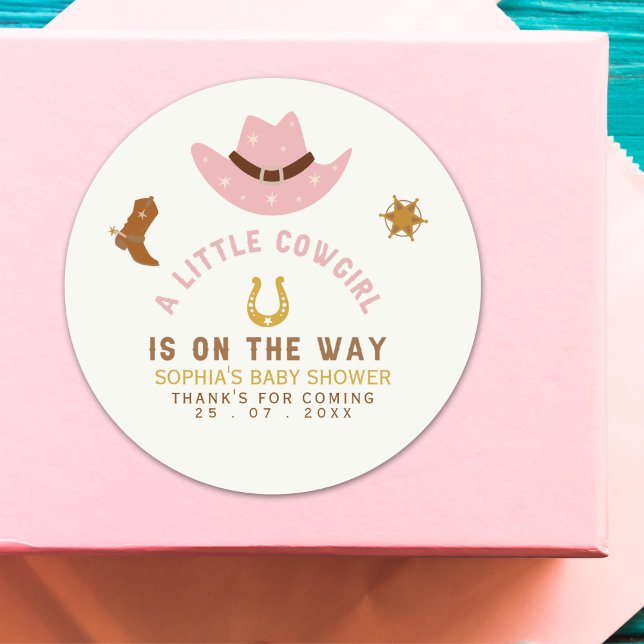Sticker Rond A Little Cowgirl Is on The Way Cute Baby Shower (Créateur téléchargé)