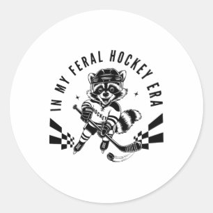 Sticker Rond À mon ère de hockey sauvage avec un mignon raton l