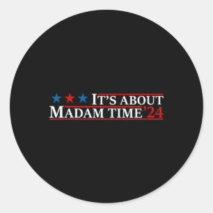 Sticker Rond À propos de Madame Time Harris 2024 Kamala Chat sa