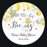 Sticker Rond Abeilles mignonnes Baby shower d'anniversaire Flor<br><div class="desc">Idéal pour baby shower,  fête d'anniversaire,  nouveau bébé,  fête de jardin et plus encore! Objets correspondants disponibles en magasin ! c) Le Happy Cat Studio</div>