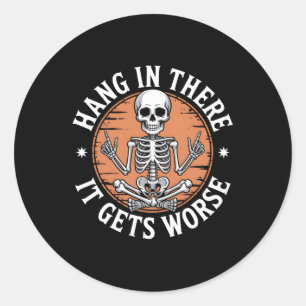 Sticker Rond Accrochez-Vous Là, Il Y A Pire Humour De Squelette