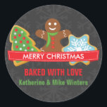 Sticker Rond Accueil Baked Christmas Cookie<br><div class="desc">© 2015 Socialite Designs. Cachez vos pâtisseries de Noël avec ce texte joli et personnalisable Joyeux Noël et la conception de biscuits de Noël. Les biscuits comprennent un homme en pain d'épice,  un sapin de Noël et un flocon de neige sur un arrière - plan de flocon gris.</div>