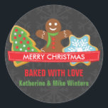 Sticker Rond Accueil Baked Christmas Cookie<br><div class="desc">© 2015 Socialite Designs. Cachez vos pâtisseries de Noël avec ce texte joli et personnalisable Joyeux Noël et la conception de biscuits de Noël. Les biscuits comprennent un homme en pain d'épice,  un sapin de Noël et un flocon de neige sur un arrière - plan de flocon gris.</div>