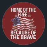 Sticker Rond Accueil De La Liberté À Cause Du Brave Cool USA<br><div class="desc">Accueil Du Gratuit À Cause Du Brave Cool USA Flag Don. Un cadeau parfait pour votre père, maman, papa, hommes, femmes, amis et membres de la famille le jour de Thanksgiving, Noël, Fête des mères, Fête des pères, 4 juillet, 1776 Jour indépendant, Fête des anciens combattants, Fête de l'Halloween, Fête...</div>