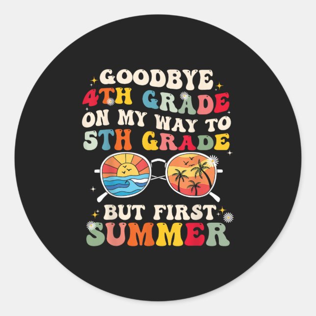 Sticker Rond Adieu 4e année En route vers la 5e année, mais en  (Devant)