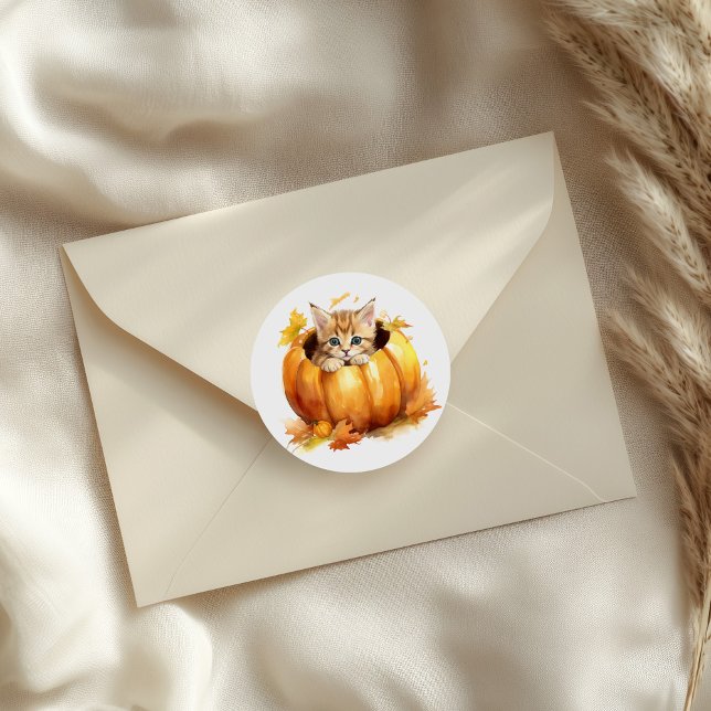 Sticker Rond Adorable Kitten en Citrouille (Adorable Kitten in Pumpkin Classic Round Sticker on an envelope)