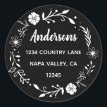 Sticker Rond Adresse de retour de la couronne florale noire et<br><div class="desc">Cet autocollant personnalisable avec typographie simple,  calligraphie moderne et une couronne fleurie rustique.</div>