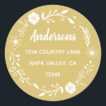 Sticker Rond Adresse de retour de la couronne or et blanche<br><div class="desc">Cet autocollant personnalisable avec typographie simple,  calligraphie moderne et une couronne fleurie rustique.</div>
