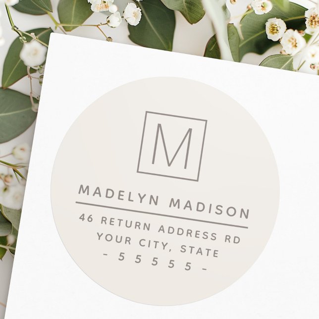 Sticker Rond Adresse de retour monogramme moderne clair brun br (Modern monogram light tan brown return address classic round sticker)