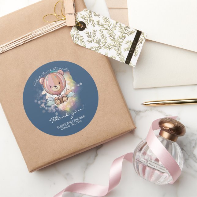 Sticker Rond Adventure Await Bear Hot Air Balloon Baby shower (Cadeaux)