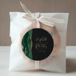 Sticker Rond Agate Geode Script Emerald Green Gold Dark Mariage<br><div class="desc">Cet élégant autocollant mariage moderne présente une aquarelle vert émeraude géode design avec parties scintillant en faux or. Customisez facilement le texte de couleur or sur un arrière - plan non noir,  avec les noms de la mariée et du marié en calligraphie manuscrite sur une grande esperluette.</div>