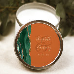 Sticker Rond Agate Geode Script Emerald Green Gold Rust Mariage<br><div class="desc">Cet élégant autocollant mariage moderne présente une aquarelle vert émeraude géode design avec parties scintillant en faux or. Customisez facilement le texte de couleur or sur un arrière - plan d'orange brûlé ou de rouille, avec les noms de la mariée et du marié en calligraphie manuscrite sur une grande esperluette....</div>
