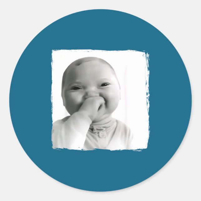 Sticker Rond Ai Baby Giggling Holding Back Laugh Funny Viral Ge (Devant)