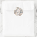 Sticker Rond Aimee Rustic Script Mariage moderne<br><div class="desc">Des autocollants de mariage photo modernes avec un design simple avec "merci" dans un script de style rustique avec vos noms et date mariage sur votre photo préférée avec une superposition opaque. Cet élégant autocollant de mariage avec un agencement minimaliste est idéal pour customiser des faveurs pour n'importe quel style...</div>