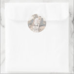 Sticker Rond Aimee Rustic Script Mariage moderne<br><div class="desc">Des autocollants de mariage photo modernes avec un design simple avec "merci" dans un script de style rustique avec vos noms et date mariage sur votre photo préférée avec une superposition opaque. Cet élégant autocollant de mariage avec un agencement minimaliste est idéal pour customiser des faveurs pour n'importe quel style...</div>