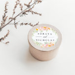Sticker Rond Airy Floral Wreath Mariage<br><div class="desc">Scellez vos enveloppes ou faveurs d'invitation avec ces élégants autocollants de mariage botaniques portant vos noms encadrés par une couronne d'aquarelle de fleurs pastel de pêche et de feuillage vert sauge. Coordonnée avec notre collection de mariages Airy Floral.</div>