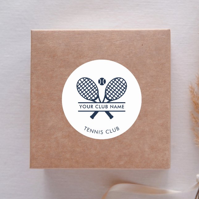 Sticker Rond Ajouter Votre Nom De Club De Tennis Bureau Minimal (Lawn Tennis Navy Blue Rackets Motif White Round Sticker)