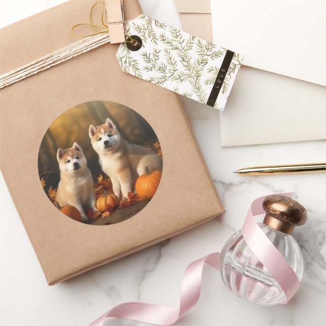 Sticker Rond Akita Puppy Citrouille d'automne (Cadeaux)